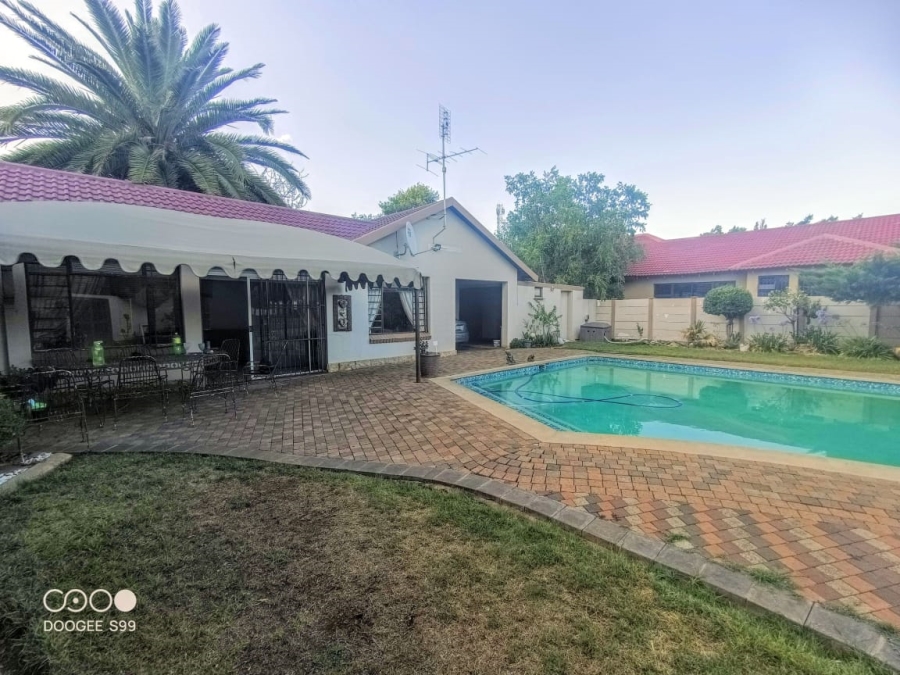 4 Bedroom Property for Sale in Langenhovenpark Free State